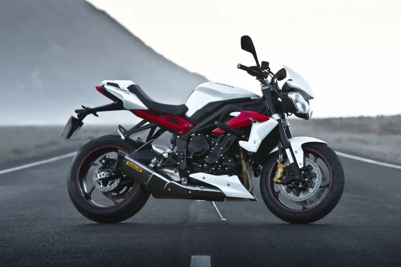 <div class='descrGalleryTitle'>Street Triple 675</div><div class='descrGalleryText'><p>Nasce come sorella minore della Speed, ma la <b>Street Triple</b>, sin dalla sua prima versione andata in produzione a fine 2007, si è posizionata come vera alternativa alla più massiccia 1050 e poi 1200. L’estetica è grosso modo la stessa, forcellone monobraccio escluso, e la componentistica è di un mezzo scalino inferiore, ma pur sempre di buon livello. La Street Triple <b>riesce ad essere tutto quello che è la Speed, ma addirittura in meglio</b>: stesso carattere del motore, bello esuberante ai medi, ma con molta più leggerezza, che a differenza dei cavalli si apprezza in ogni frangente. La prima serie fu soprannominata “il gatto incazzato” per l'agilità di guida e il miagolio del motore; la seconda, arrivata nel 2012, coi fari ellittici andava ancora meglio e, a differenza della Speed, <b>non ha perso in fascino ma ci ha guadagnato. </b>L’evoluzione della Street Triple l’ha portata oggi, in cubatura maggiorata a 765, ad essere <b>uno dei</b> <b>punti di riferimento assoluti</b> tra le naked sportive di media cilindrata, grazie a prestazioni eccellenti e a prezzi d’acquisto ragionevoli. Non solo, il suo apprezzato tre cilindri, nella versione più recente, <b>dal 2019 spinge le Moto2 </b>del campionato del mondo, e per trovare un guasto in questo ormai lungo periodo si deve davvero cercare col lanternino, segno di <b>grande affidabilità</b>.</p>
</div>